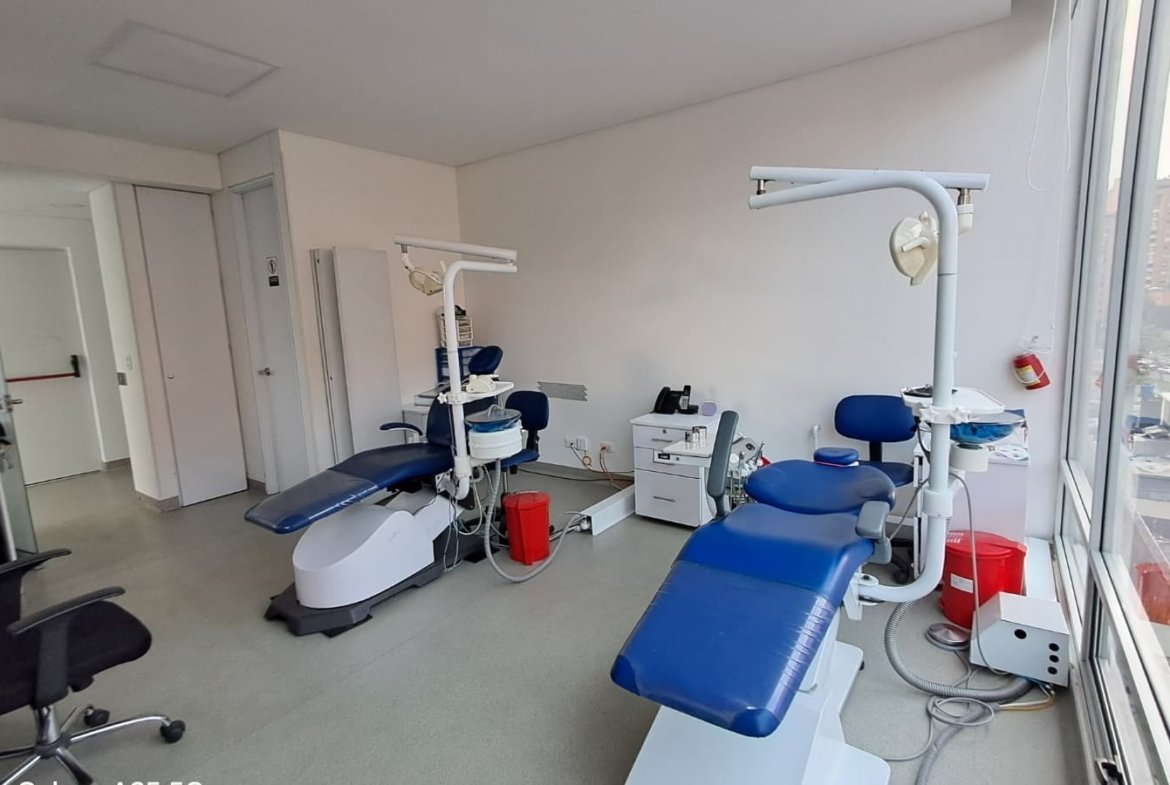 Arriendo Consultorio con Vista a Cerros Orientales en Santa Barbara 27,58m2.