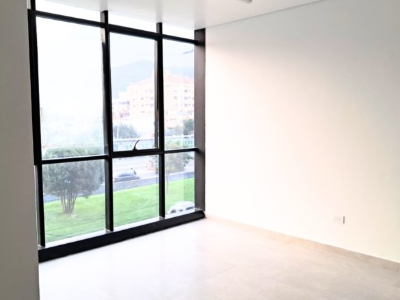 Arriendo Consultorio a Estrenar en Torre Empresarial Hibrido 54m2