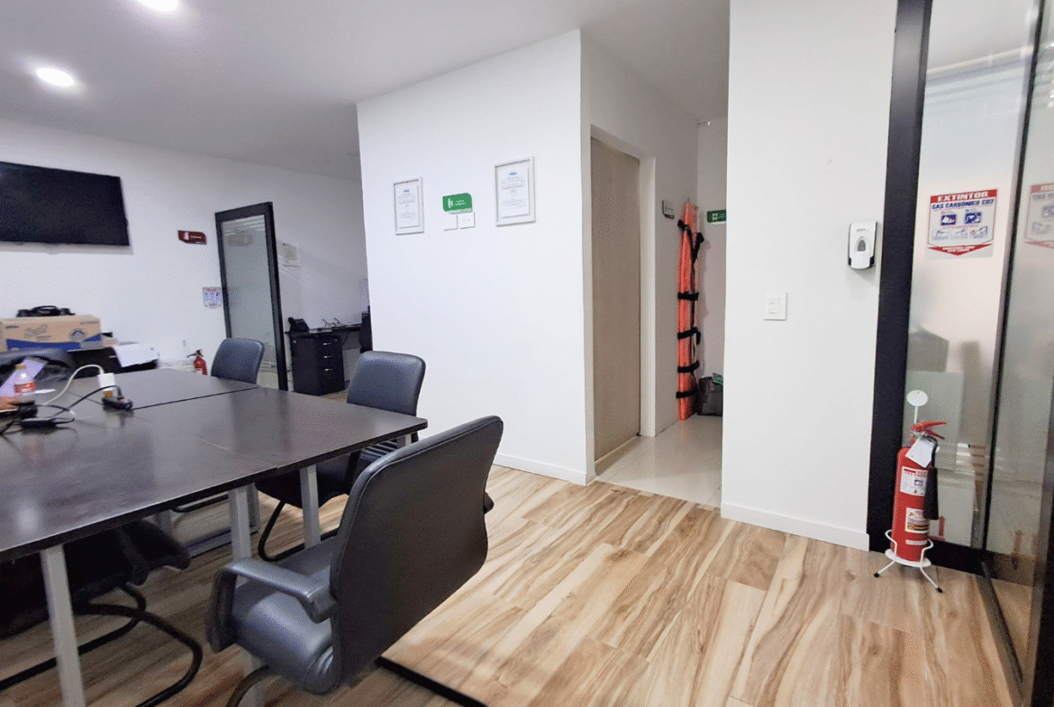 Vendo Moderno Consultorio en Centro Médico 54m2