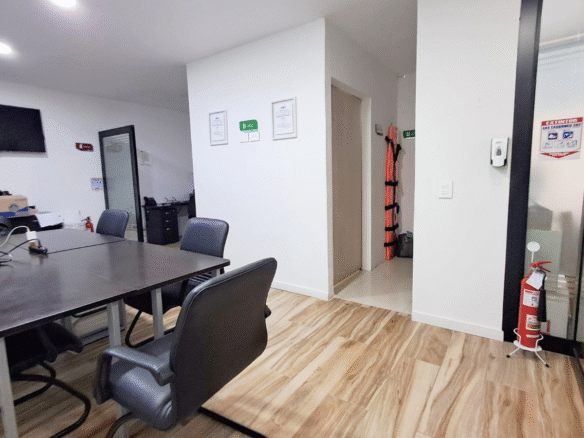 Vendo Moderno Consultorio en Centro Médico 54m2