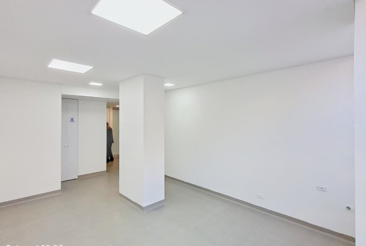 Arriendo Consultorio con Vista a Cerros Orientales en Santa Barbara 27,58m2.