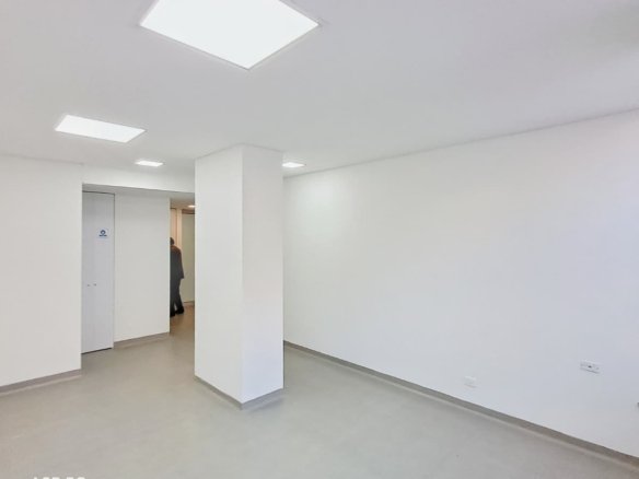 Arriendo Consultorio con Vista a Cerros Orientales en Santa Barbara 27,58m2.