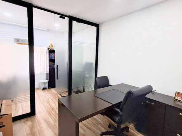 Vendo Moderno Consultorio en Centro Médico 54m2