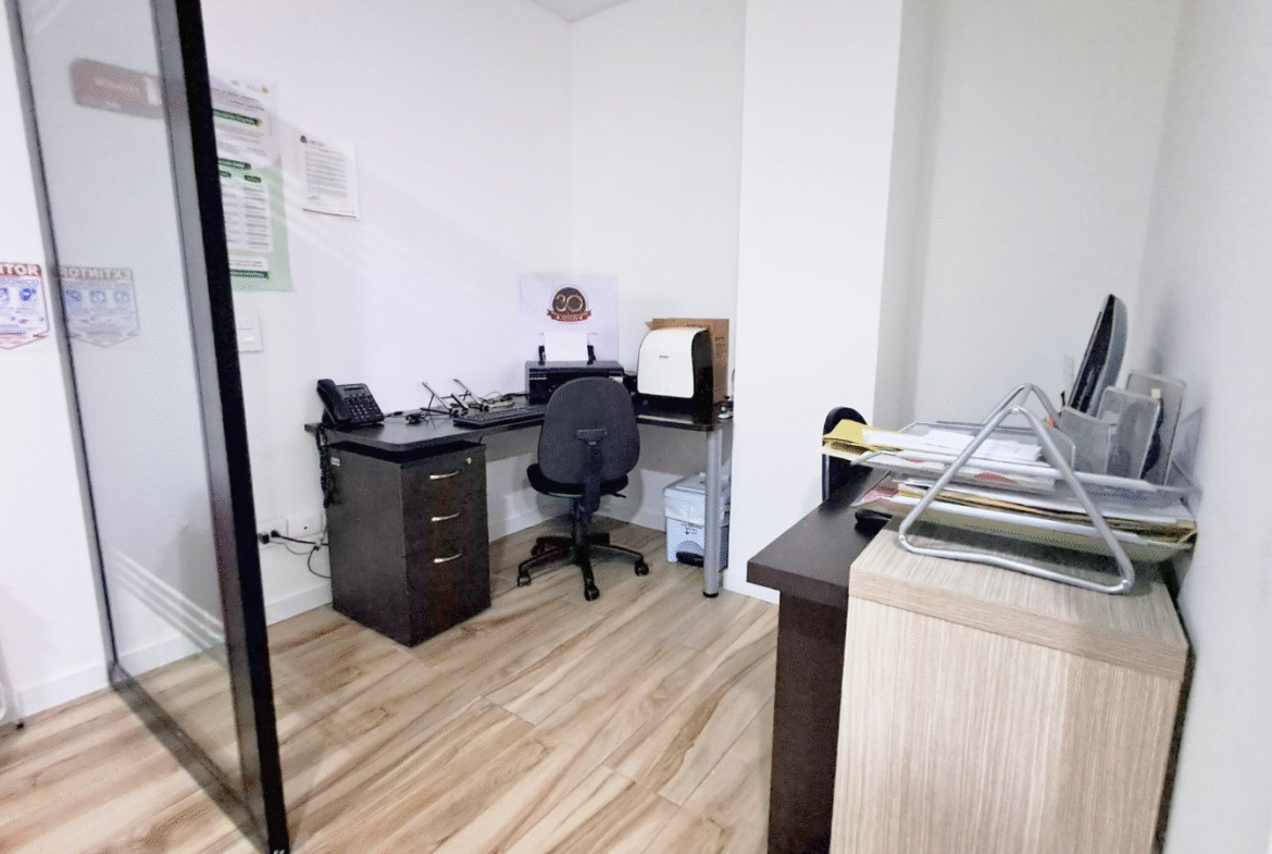 Vendo Moderno Consultorio en Centro Médico 54m2