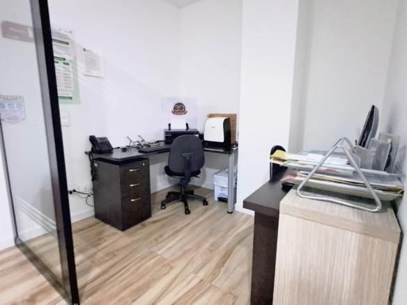 Vendo Moderno Consultorio en Centro Médico 54m2