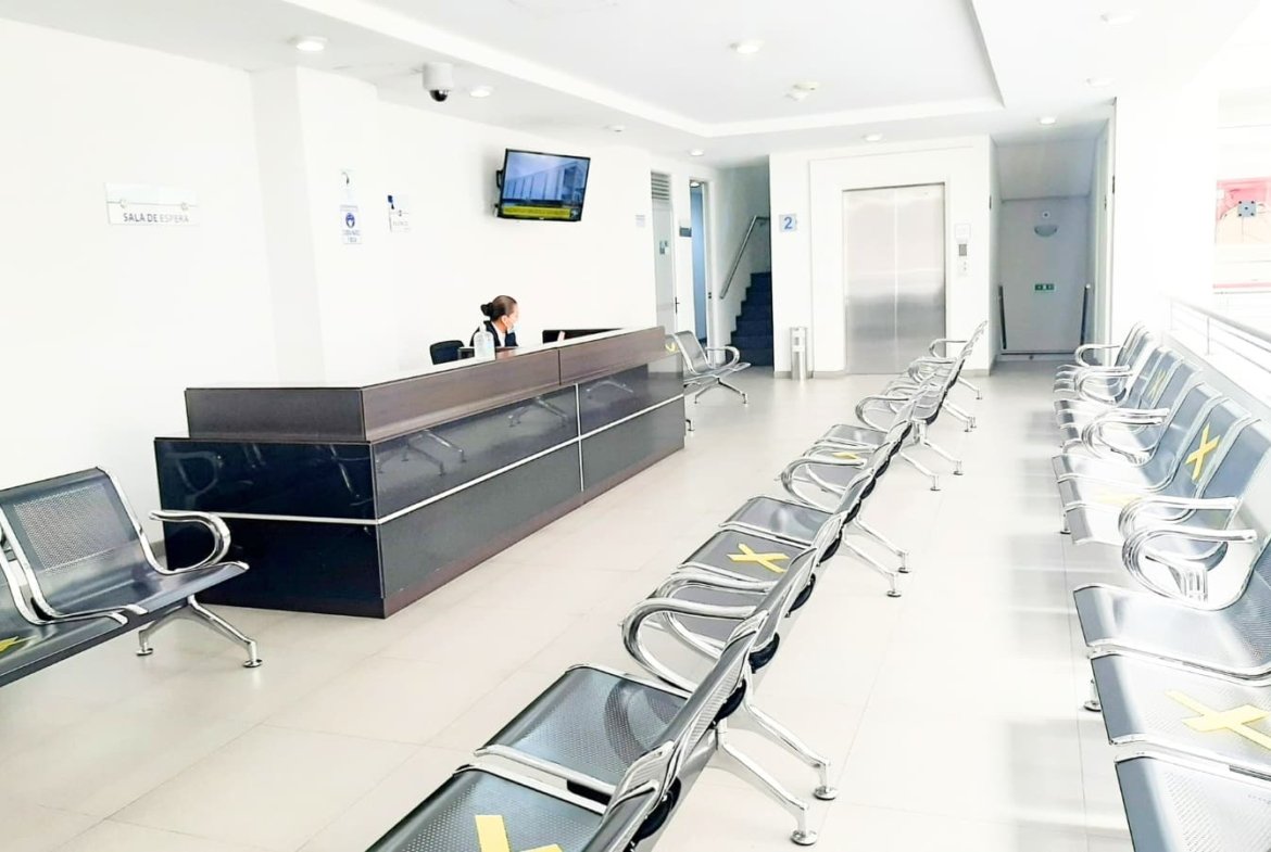 Vendo Moderno Consultorio en Centro Médico 54m2
