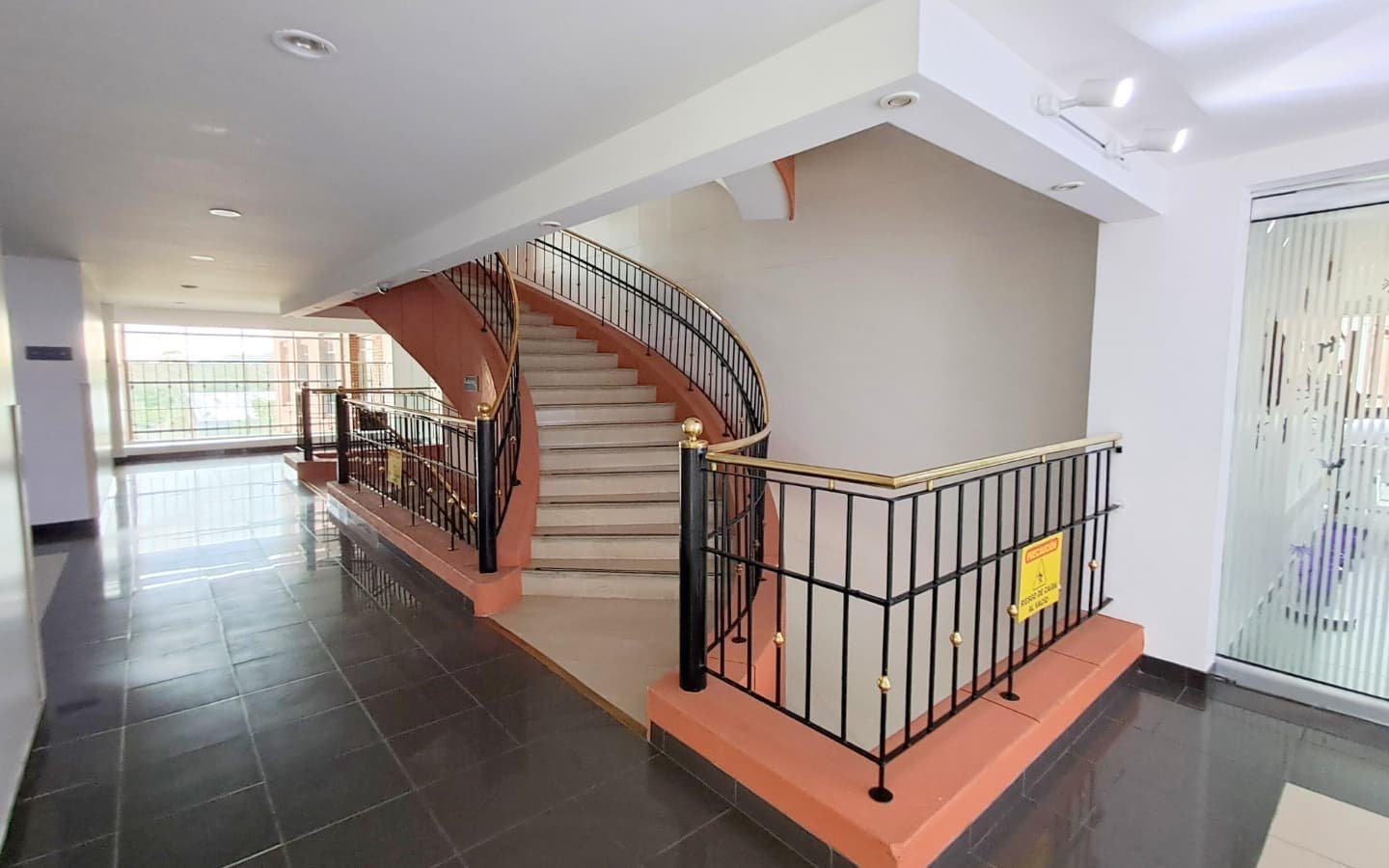 Vendo/ Arriendo Amplio Consultorio 42m2 El Bosque
